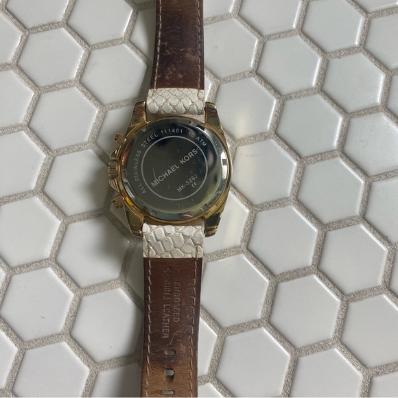 Michael Kors Watch. 5282. Leather Band. Gold Tone with Crystals - Picture 4 of 6